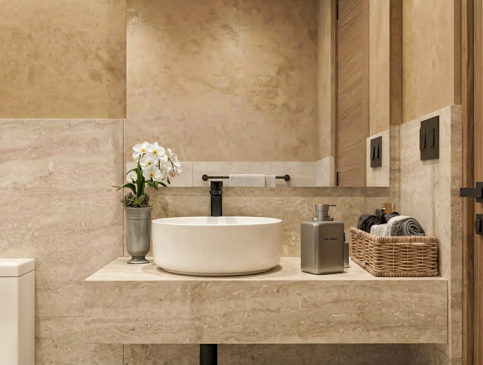 Baño en travertino de la suite